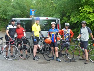 Bikers at water stop on Italiaoutdoors biking tours Italy